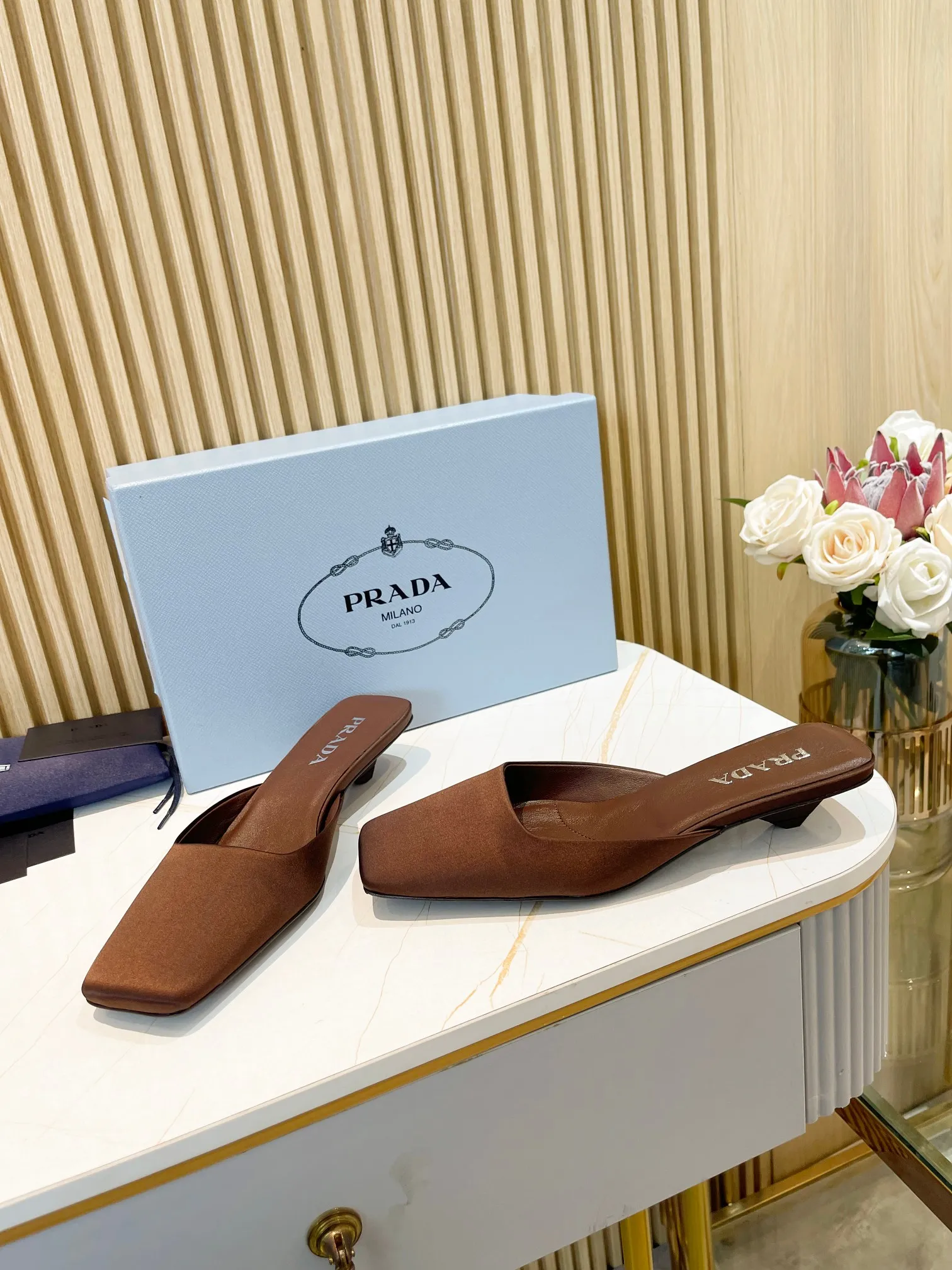 👟👟Ex-factory price 540👟👟 🐳Prada〰️2024 new style🆕Triangle logo🔺Top version of triangular heel square toe Mule slippers ✔️Material and craftsmanship: ✔️Upper: imported silk satin ✔️Inner lining: original sheepskin lining ✔️🇮🇹Imported leather outsole ✔️Size: 35-39 (custom size 40 is non-returnable)